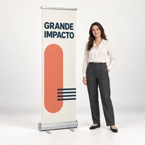 Roll Up 60x200cm — escala com pessoa